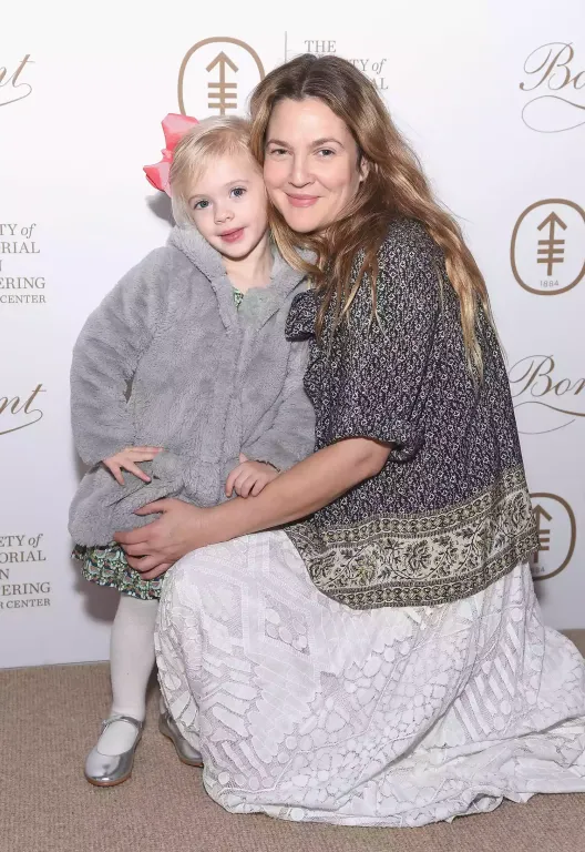 Drew Barrymore sminkmentesen ünnepli az 50-et-2
