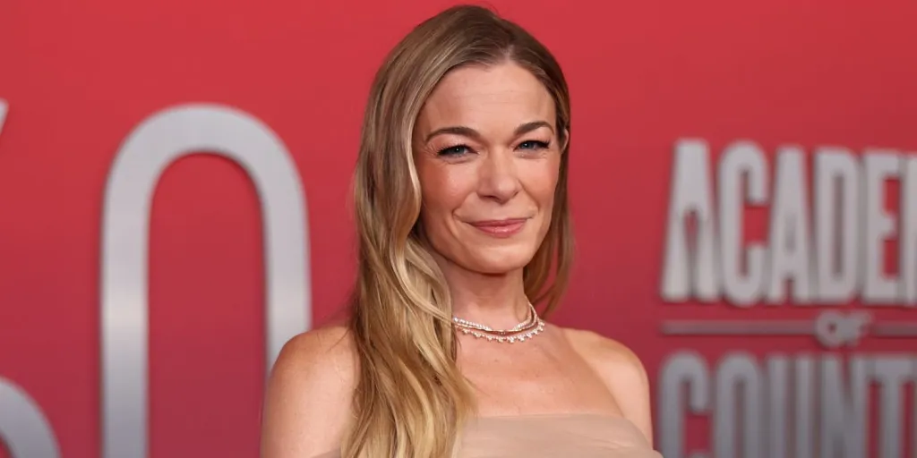 LeAnn-Rimes-Recalls-Teeth-Falling-Out-Mid-Performance-Sheer-Utter-Embarrassment LeAnn Rimes Recalls Teeth Falling Out Mid-Performance: "Sheer, Utter Embarrassment"