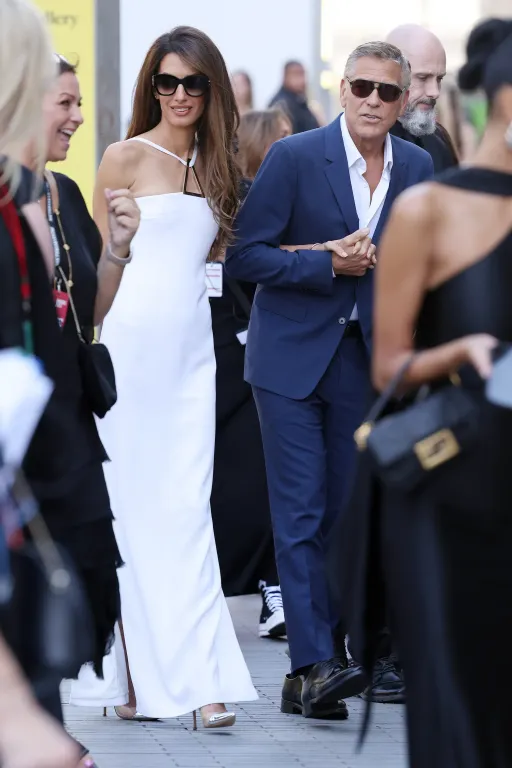 Amal Clooney kápráztat fehérben a londoni díjátadón-2
