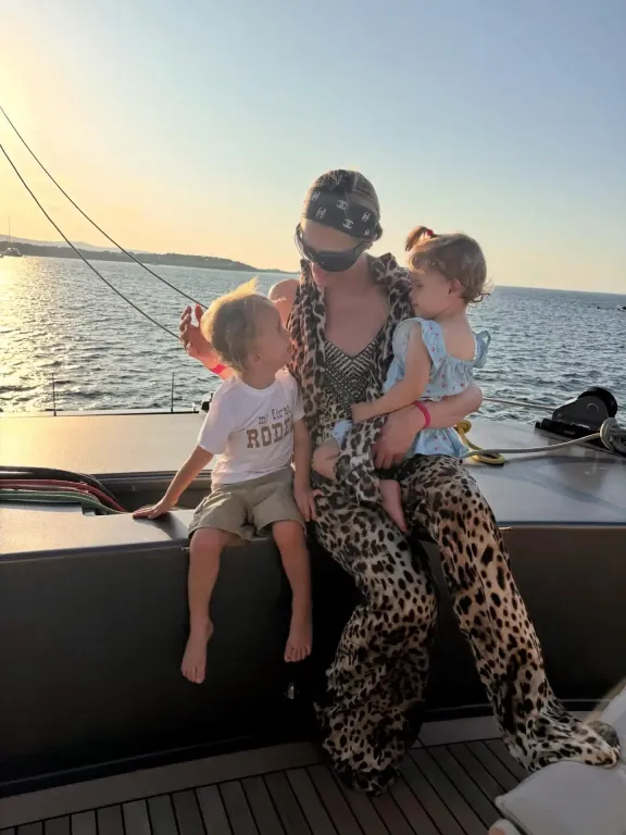 Paris Hilton családi nyaralása Szardínián-1