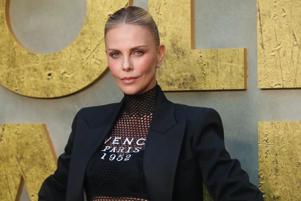 Charlize Theron átlátszó ruhában hódít a premieren-2