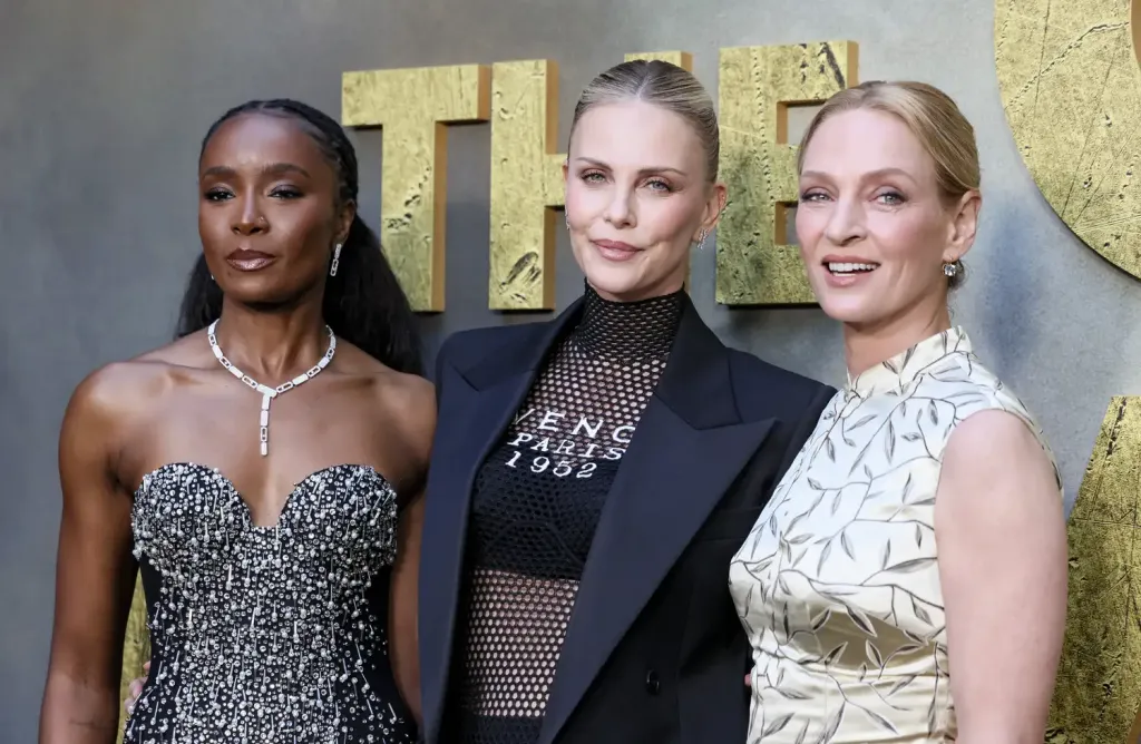 Charlize Theron átlátszó ruhában hódít a premieren-3