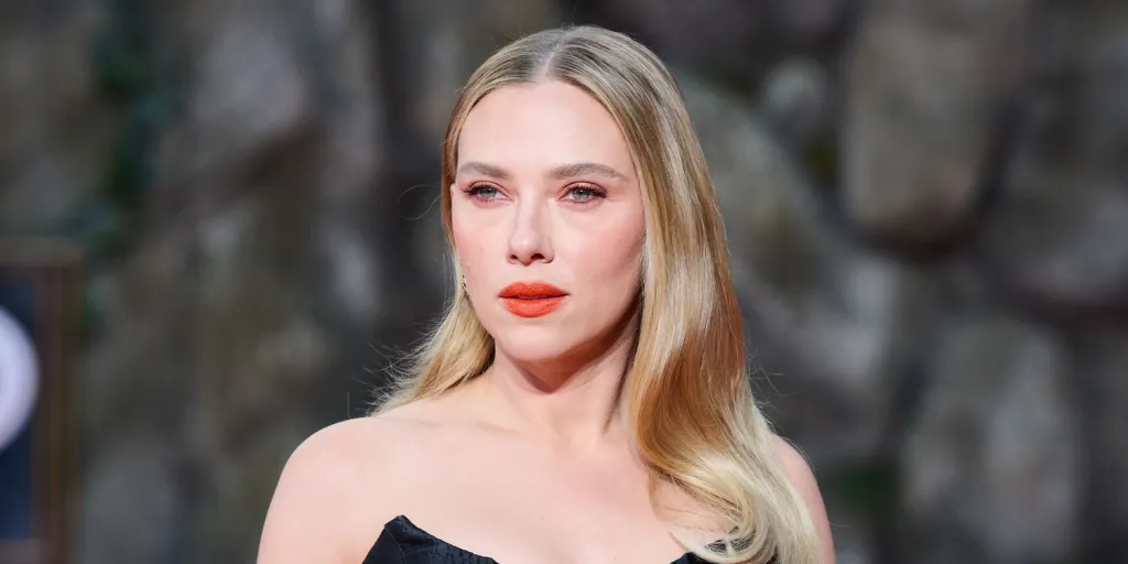 Scarlett-Johansson-Pairs-Her-Quiet-Luxury-Look-With-the-Deepest-Millennial-Side-Part Scarlett Johansson Pairs Her Quiet Luxury Look With the Deepest Millennial Side Part