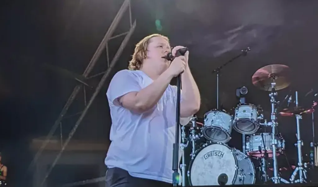 Lewis Capaldi visszatér: Új dal és Glastonbury-titok-1