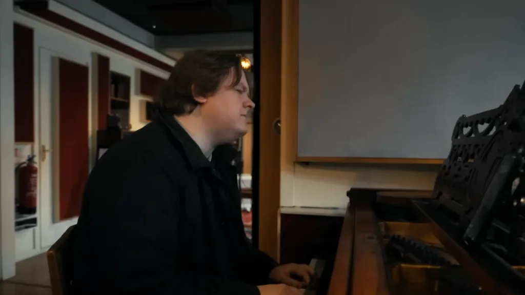 Lewis Capaldi visszatér: Új dal és Glastonbury-titok-2
