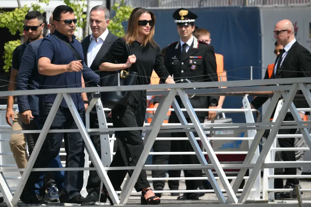 Jordánia királynője is részt vesz Bezos esküvőjén-2