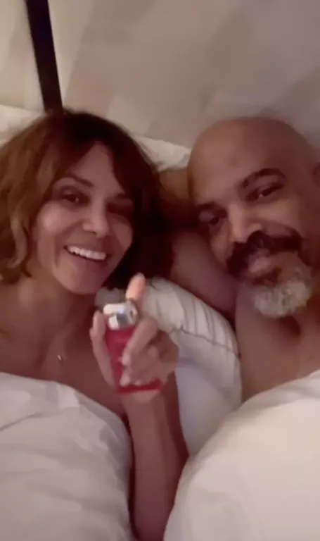 Halle Berry táncol Van Hunt zenéjére bikinis videóban-3
