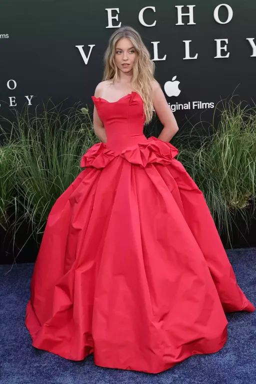 Sydney Sweeney kápráztat Velencében Bezos esküvőjén-3