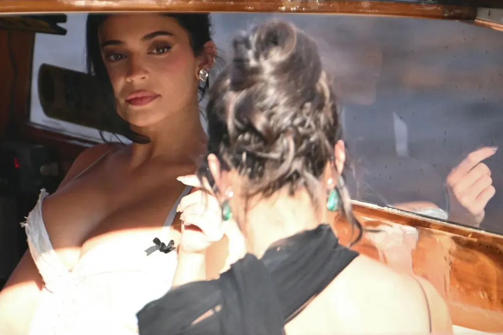 Kylie Jenner fehérben Jeff Bezos esküvőjén-1
