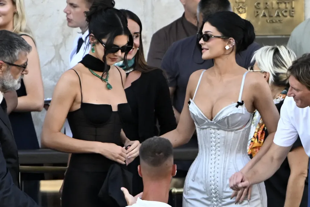 Kylie Jenner fehérben Jeff Bezos esküvőjén-2