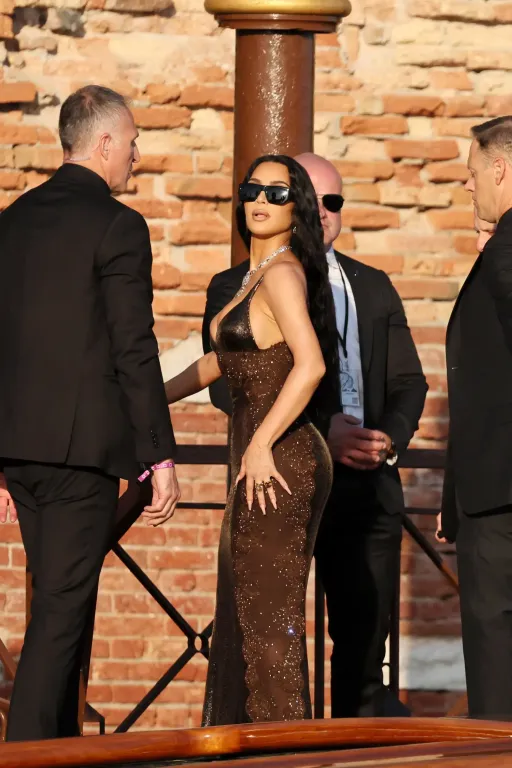 Kim Kardashian vintage Versace ruhában Bezos esküvőjén-1