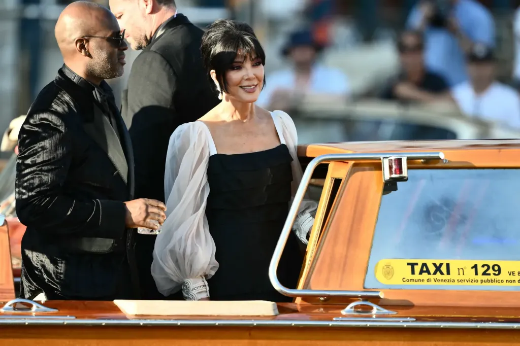 Kris Jenner új frizurával hódít Bezos esküvőjén-1