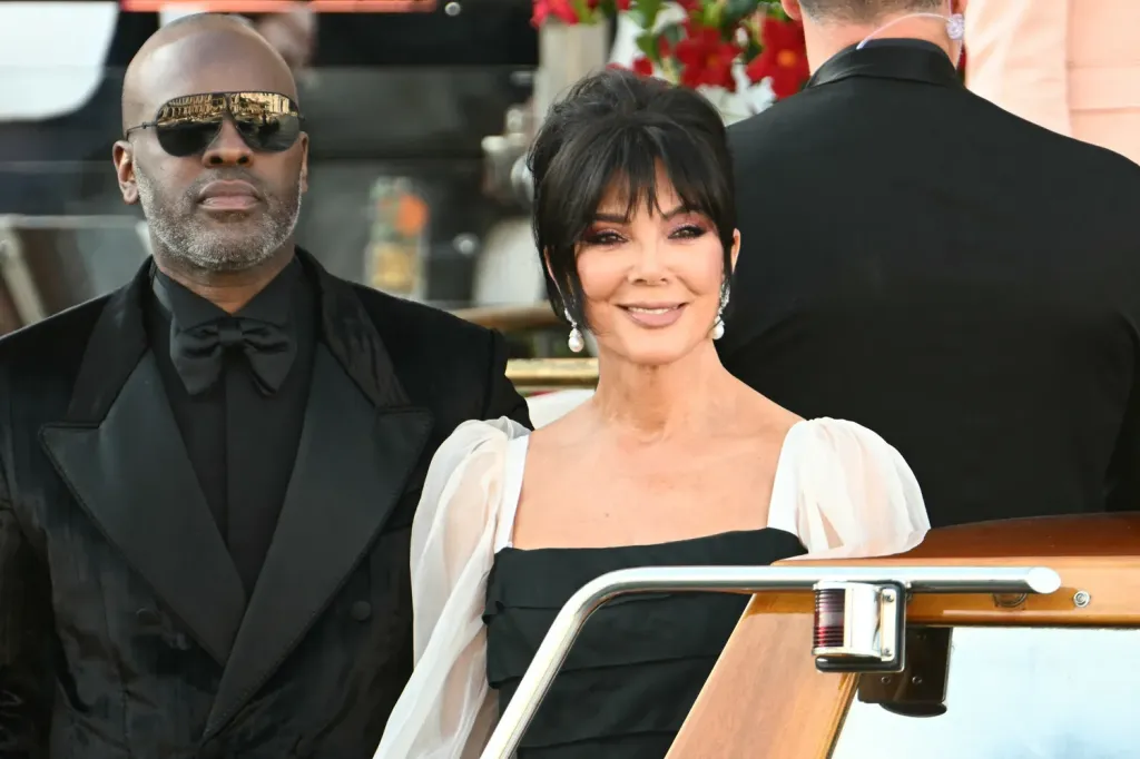 Kris Jenner új frizurával hódít Bezos esküvőjén-2