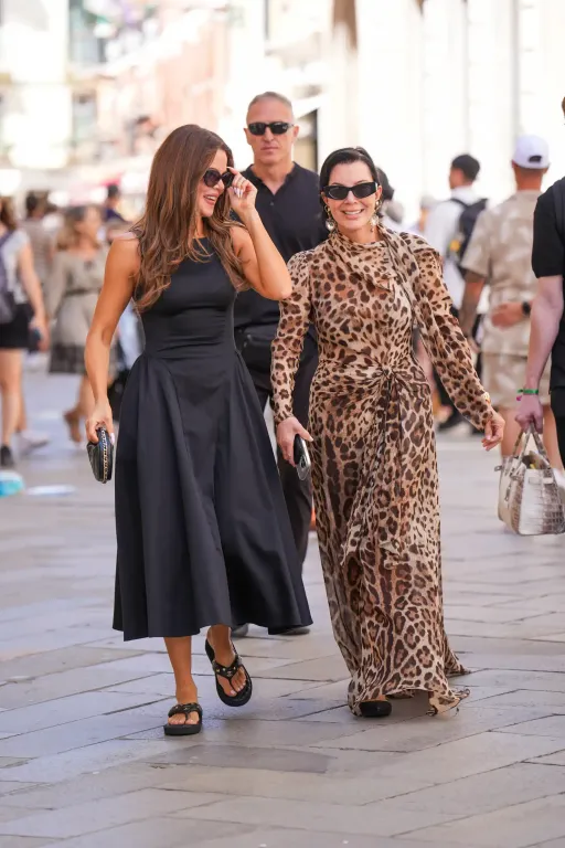 Kris Jenner új frizurával hódít Bezos esküvőjén-3