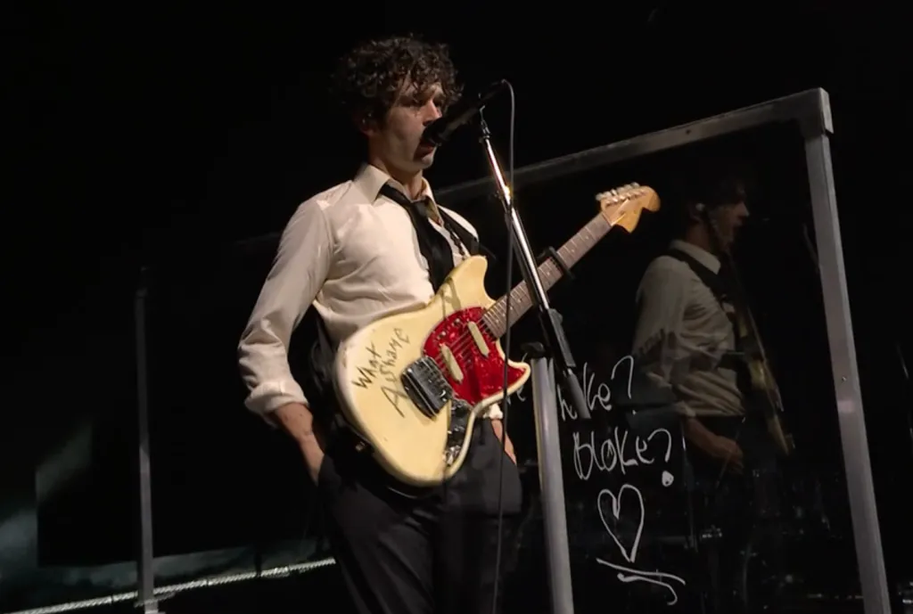 Matty Healy gitárjának titka a Glastonbury-n-2