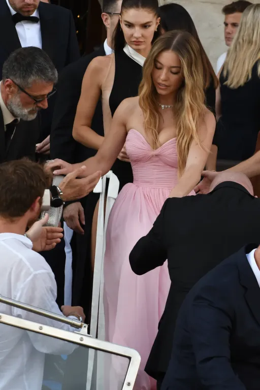 Sydney Sweeney tündökölt Bezos esküvőjén Velencében-3