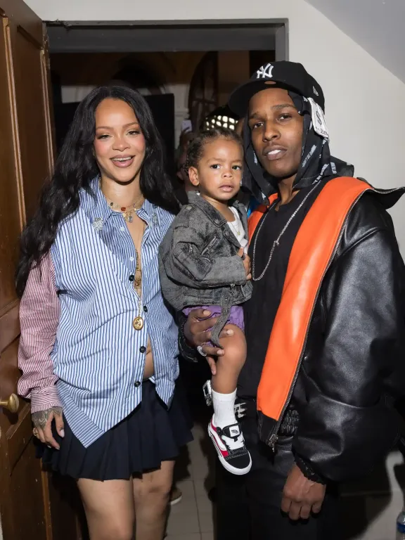Rihanna kisfiával A$AP Rocky divatbemutatóján-1