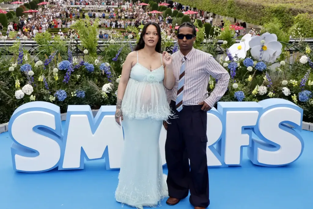 Rihanna káprázatos terhes stílusa a Hupikék törpikék premierjén-3