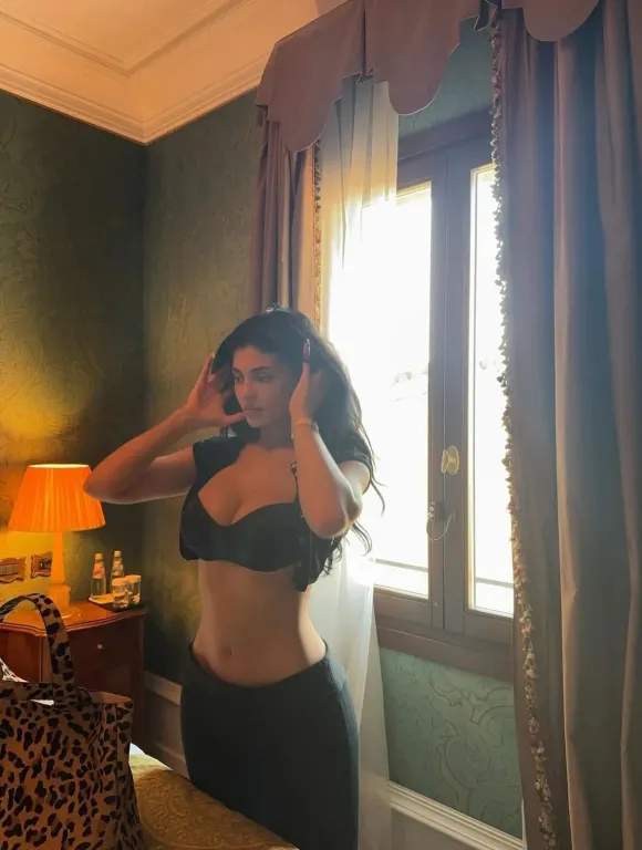 Kylie Jenner vakmerő bikiniben lazít Bezos esküvője után-2