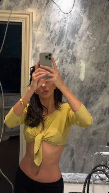 Kylie Jenner vakmerő bikiniben lazít Bezos esküvője után-3