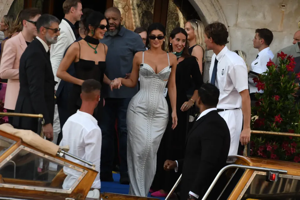 Kylie Jenner Velencében: családi idill a Bezos esküvőn-3