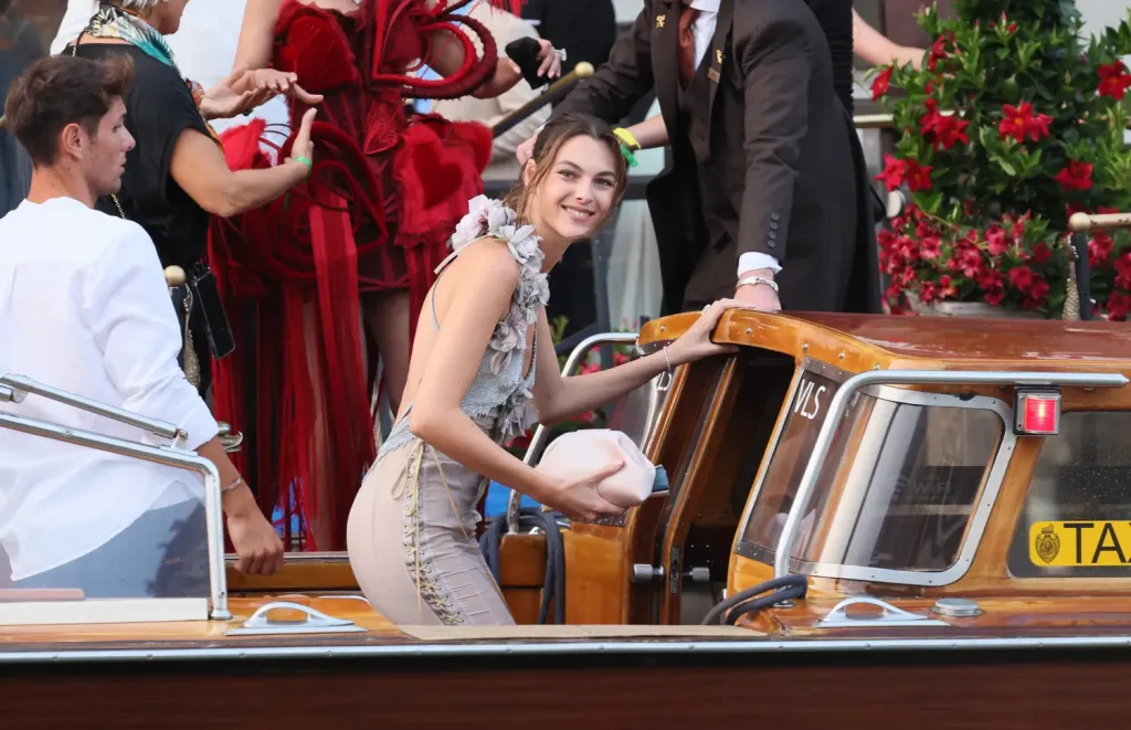 Vittoria Ceretti ruhája szétszakadt Bezos esküvőjén-4