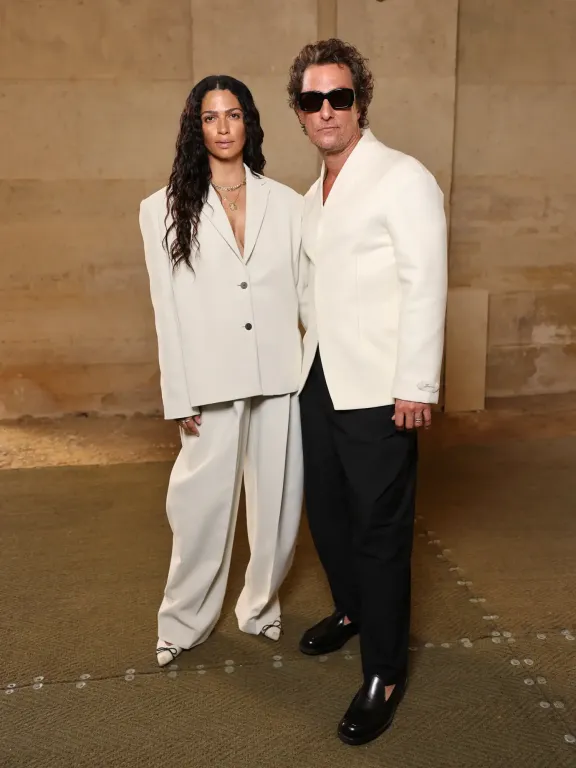 McConaughey és Alves páros divatbemutatója Párizsban-1