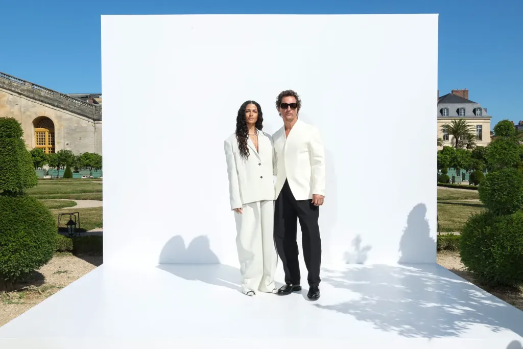 McConaughey és Alves páros divatbemutatója Párizsban-2