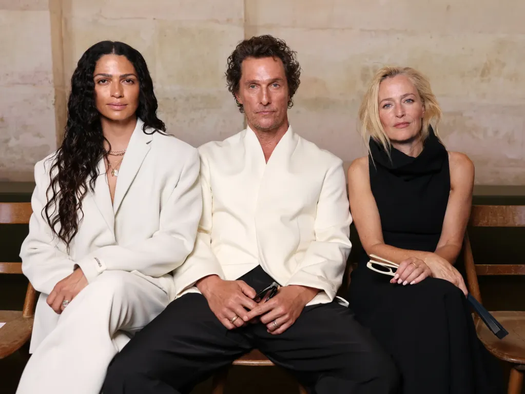 McConaughey és Alves páros divatbemutatója Párizsban-3