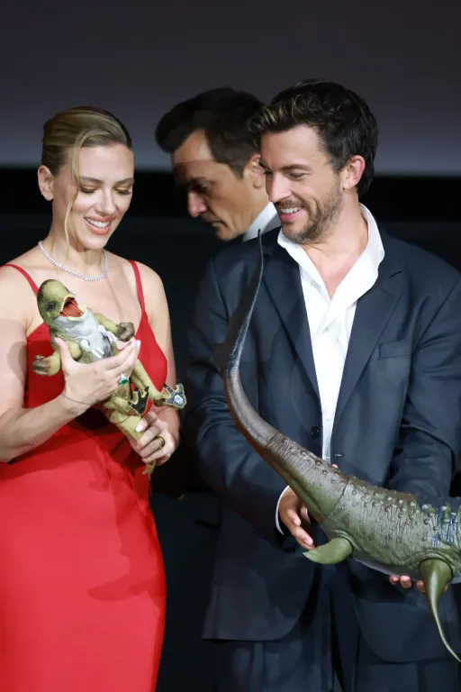 Scarlett Johansson lenyűgöző vörös ruhája Sanghajban-3