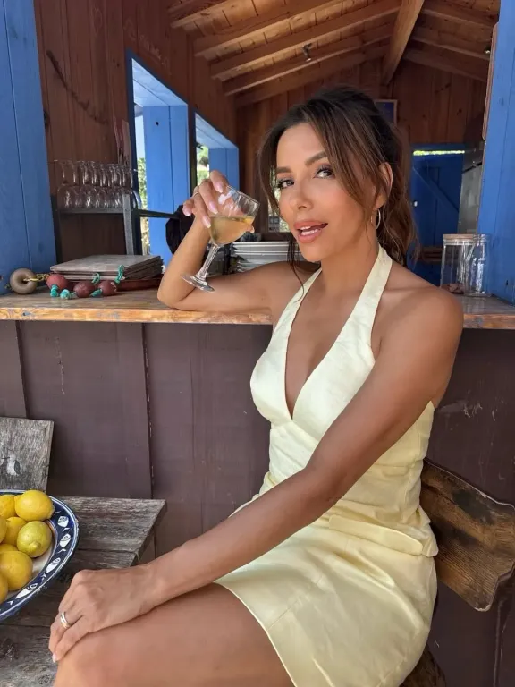 Eva Longoria ragyog sárga miniruhában Spanyolországban-1