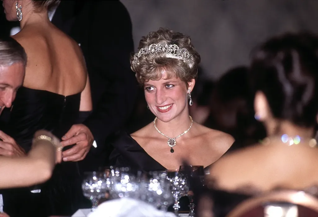Diana ékszere Camilla mellén: királyi botrány?-1