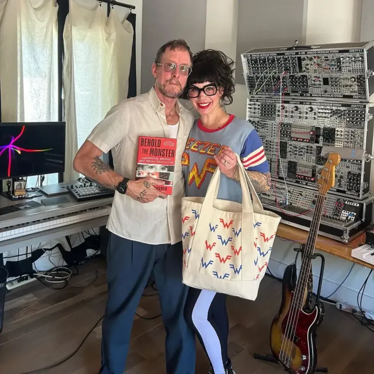 Weezer Basszusgitáros Feleségét Lőtték Meg Rendőrök – Sokkoló Történet!-1