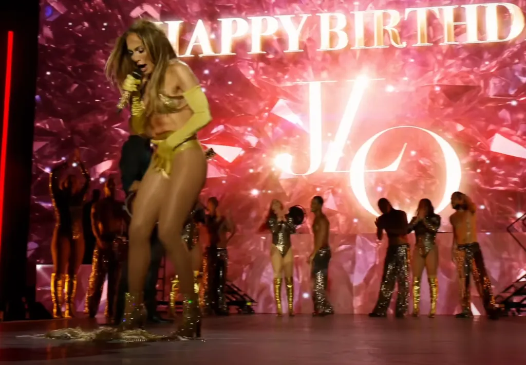 J.Lo Gardróbmalfunctionja Varsóban: Vidáman Nevetett Rajta!-2