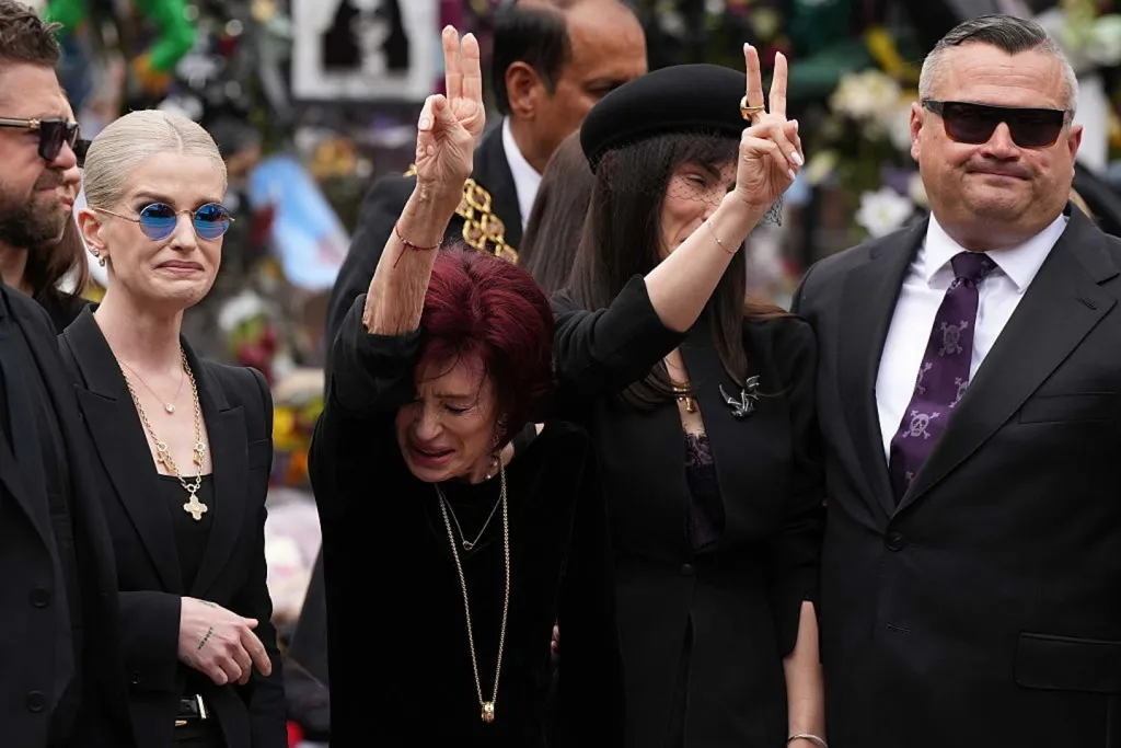 Megrázó: Sharon Osbourne ikonikus gesztusa Ozzy temetésén!-2