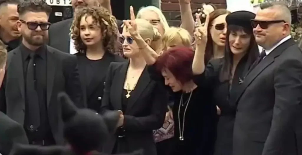 Megrázó: Sharon Osbourne ikonikus gesztusa Ozzy temetésén!-3