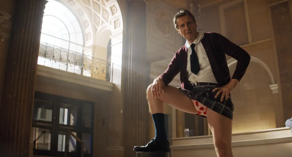 Maradj a stáblistánál: Meztelen Fegyver őrült végkredjei!-1