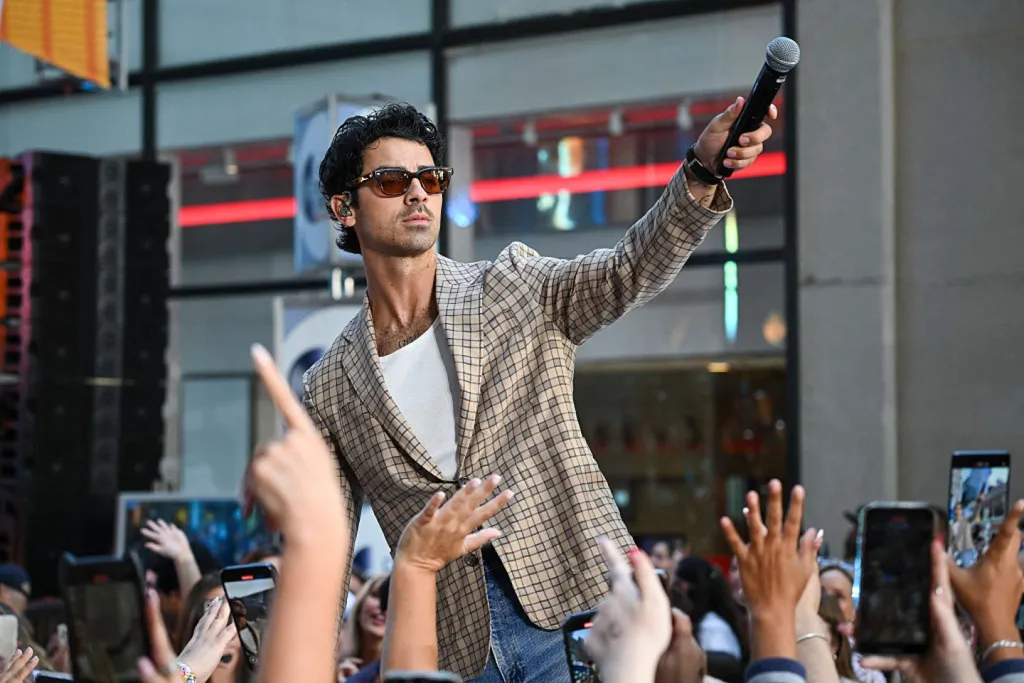 Joe Jonas kínos high-five-ja a Mile High Club után-2