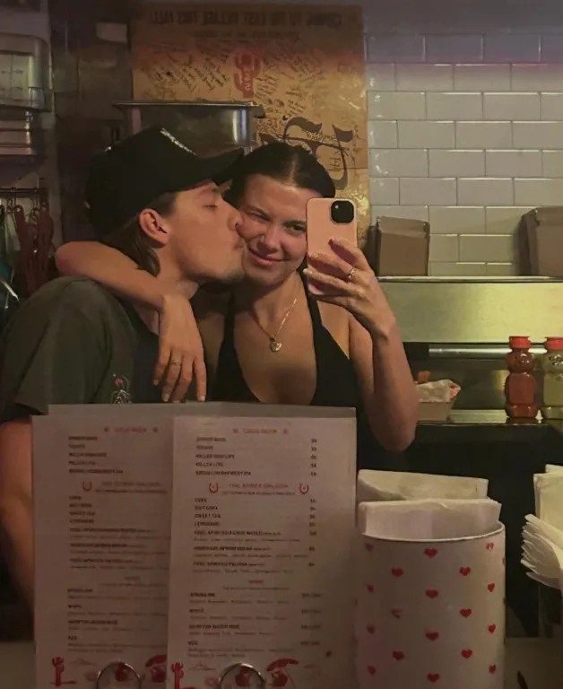 Millie Bobby Brown boldog anyuka: Íme az örökbefogadott kislány!-1