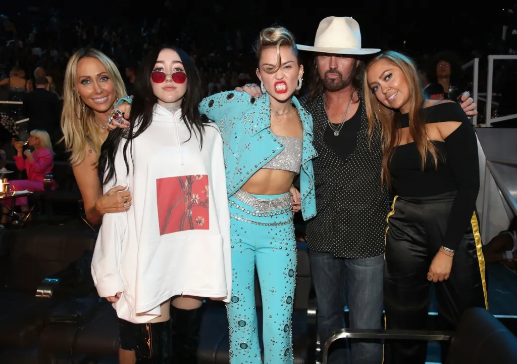 Miley Cyrus: Anyám a forró rossz fiúkat támogatta!-1