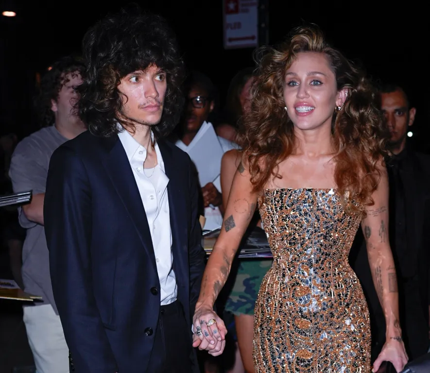 Miley Cyrus: Anyám a forró rossz fiúkat támogatta!-2