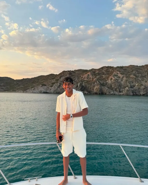 Rejtélyes TCC logó hódít TikTokon – Celebek imádják!-10