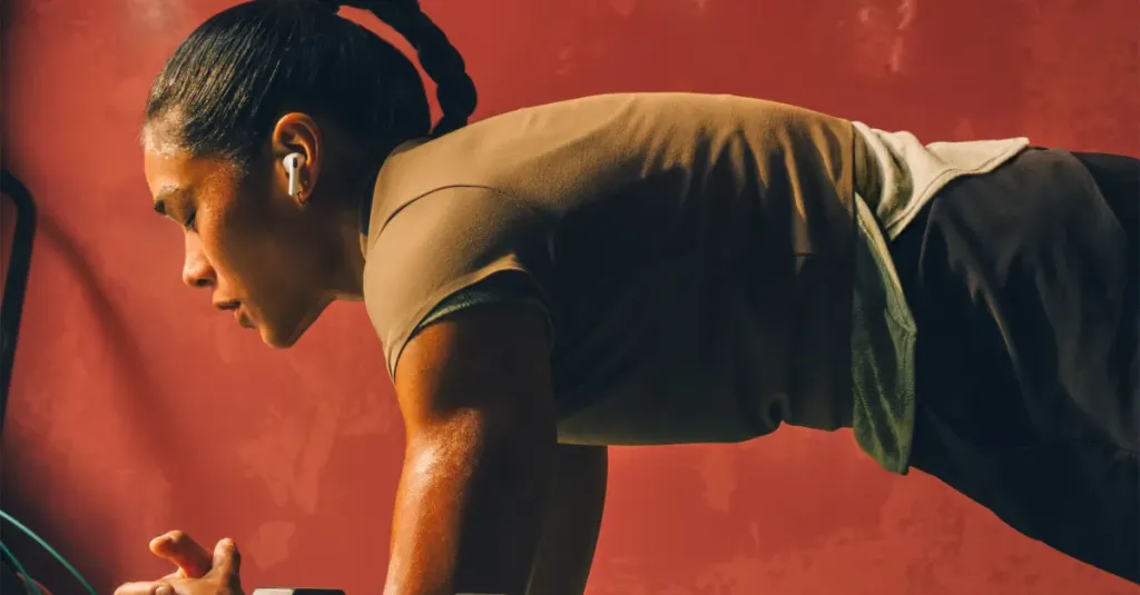 Apple AirPods Pro 3: Új fülesek szeptemberi premierrel