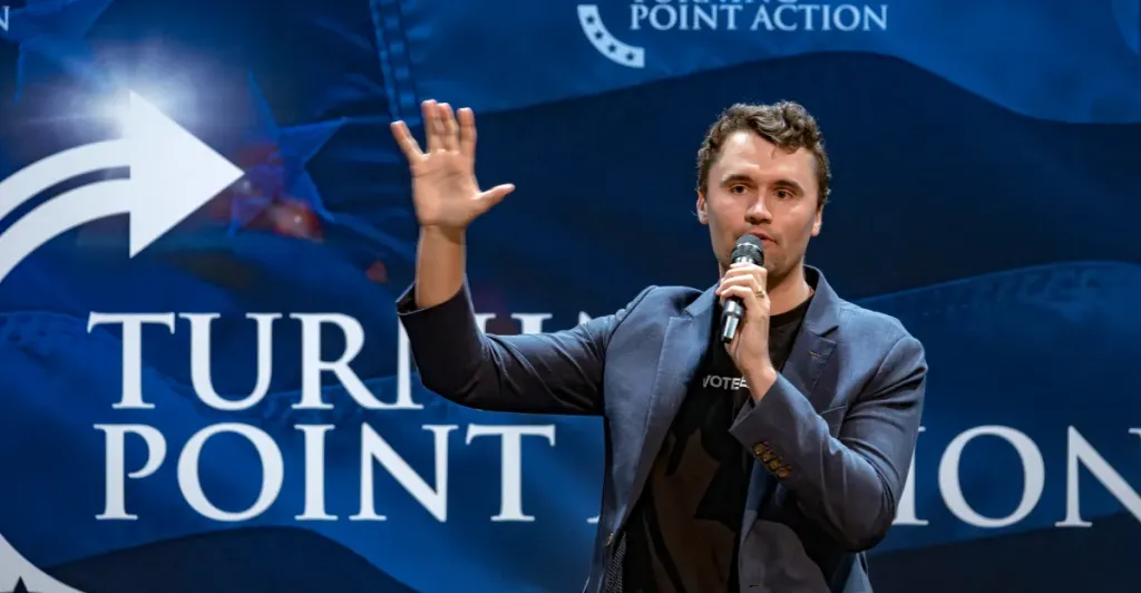Charlie-Kirk-a-Turning-Point-USA-alapitoja-meghalt-31-evesen-loves-kovetkezteben Charlie Kirk, a Turning Point USA alapítója meghalt 31 évesen lövés következtében