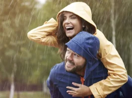 fiatal boldog pár az esőben immunerősítő tea