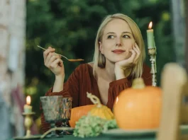 nő sütőtökkrémlevest eszik