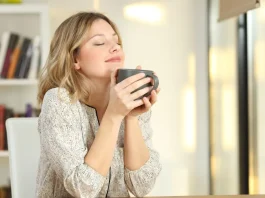 kávét iszik egy nő vidáman