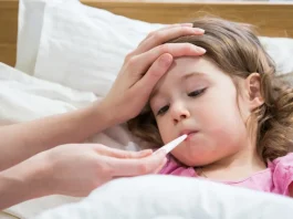 beteg kislány fekszik az ágyban az anyukája a lázát méri