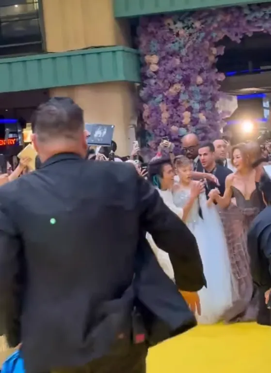 Sokk: Rajongó támad Ariana Grandéra a Wicked premieren!-1