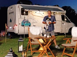 Sváby András luxuslakóautóban mesél sztárokkal